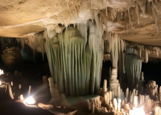 Stalactite vs stalagmite : les secrets de formation des merveilles souterraines
