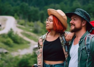 un couple de voyageur