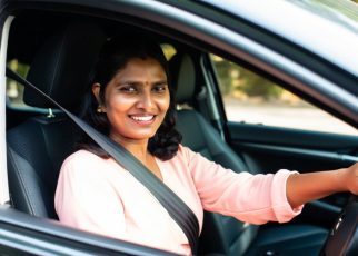 une femme conduit une voiture