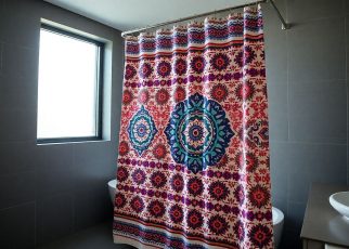 Vous ne savez pas comment nettoyer votre rideau de douche ? Suivez ces étapes simples
